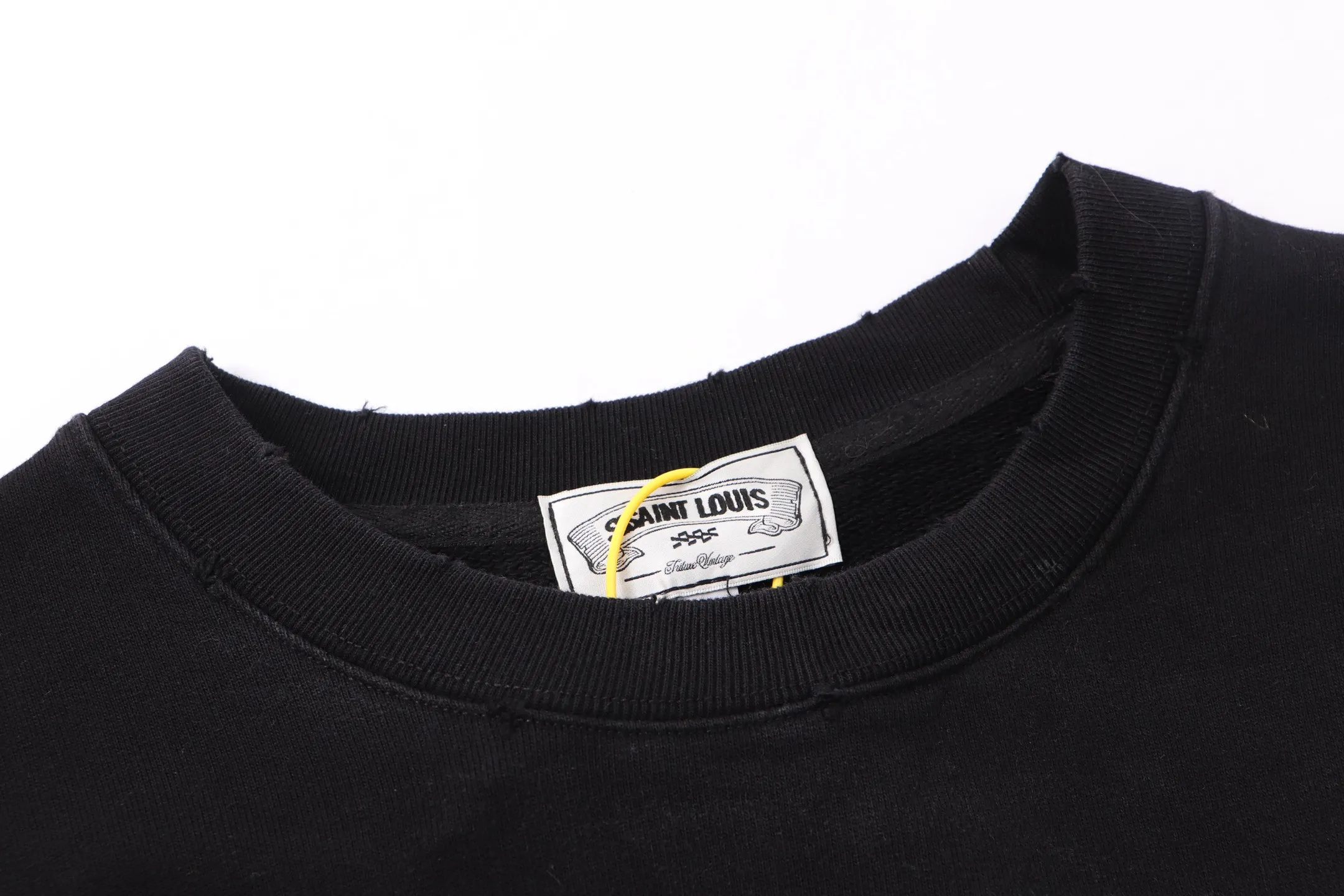 Style No. S555 P260💰 (450g version) SSSAINT LOUIS cross medal pattern printed distressed round neck sweatshirt. Original terry feel, light fleece, soft and thick texture, 450g pure cotton fabric, original cut loose board, high-end short upper body oversize, no hem thread to make the natural curling more stylish. The craftsmanship is hand-made destruction + hand-painted graffiti, horse spray and other processes.             Loose fit, same style for men and women. Size: S-XL